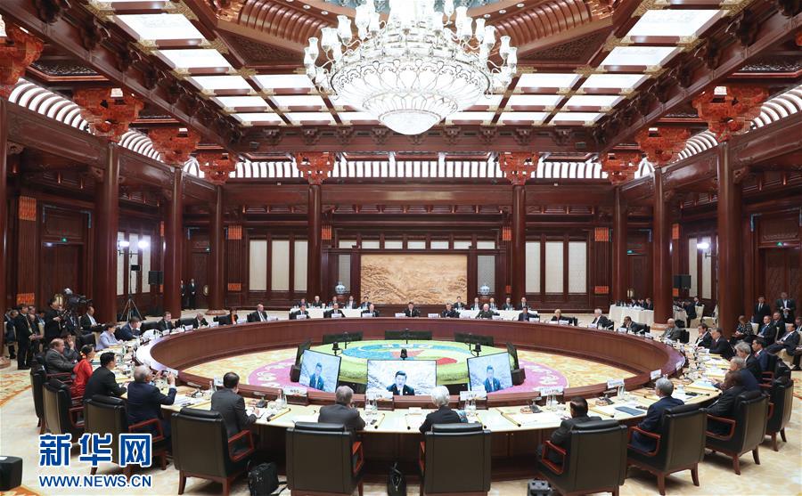 5月15日，“一帶一路”國際合作高峰論壇圓桌峰會在北京雁棲湖國際會議中心舉行，國家主席習近平主持會議並致開幕辭。 新華社記者 馬佔成 攝