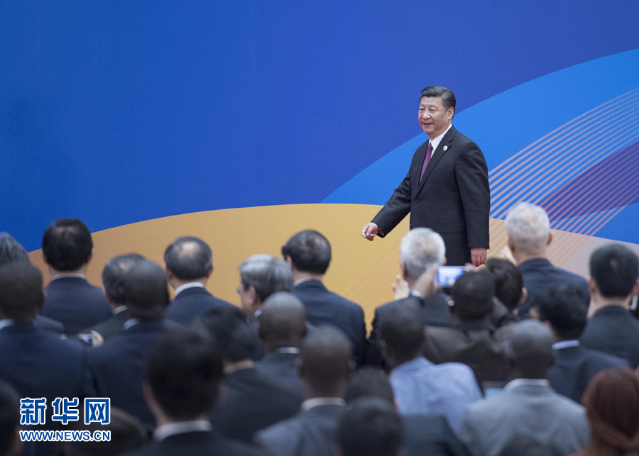 5月15日,“一带一路”国际合作高峰论坛在北京雁栖湖国际会议中心举行圆桌峰会,国家主席习近平主持会议并致辞。圆桌峰会闭幕后,习近平会见中外记者,介绍“一带一路”国际合作高峰论坛会议情况和主要成果。这是习近平步入记者会现场。新华社记者 李涛 摄 5月15日,“一带一路”国际合作高峰论坛在北京雁栖湖国际会议中心举行圆桌峰会,国家主席习近平主持会议并致辞。圆桌峰会闭幕后,习近平会见中外记者,介绍“一带一路”国际合作高峰论坛会议情况和主要成果。这是习近平步入记者会现场。新华社记者 李涛 摄