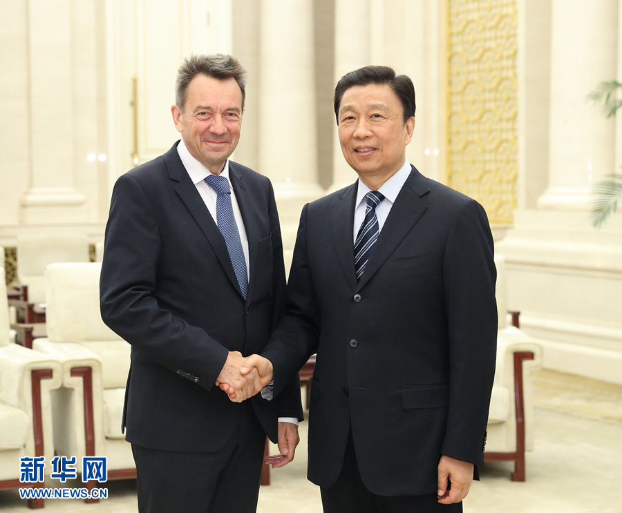 5月15日,国家副主席、中国红十字会名誉会长李源潮在北京会见来华出席“一带一路”国际合作高峰论坛的红十字国际委员会主席莫雷尔。新华社记者 王晔 摄 5月15日,国家副主席、中国红十字会名誉会长李源潮在北京会见来华出席“一带一路”国际合作高峰论坛的红十字国际委员会主席莫雷尔。新华社记者 王晔 摄