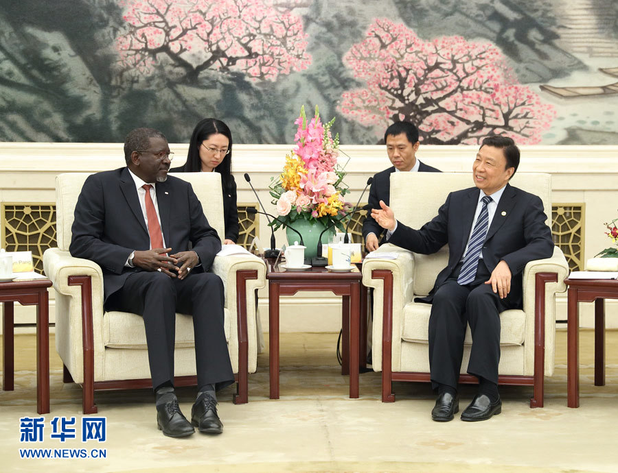 5月15日，国家副主席、中国红十字会名誉会长李源潮在北京会见来华出席“一带一路”国际合作高峰论坛的红十字会与红新月会国际联合会秘书长阿西。新华社记者 王晔 摄