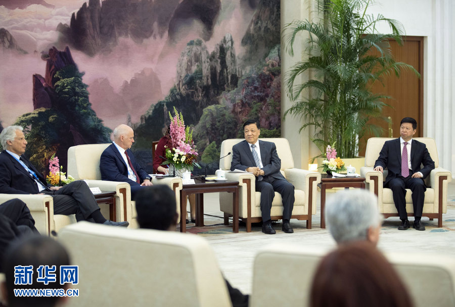 5月15日，中共中央政治局常委、中央书记处书记刘云山在北京集体会见出席&ldquo;一带一路&rdquo;国际合作高峰论坛&ldquo;增进民心相通&rdquo;平行主题会议的部分外方代表。新华社记者 丁林 摄