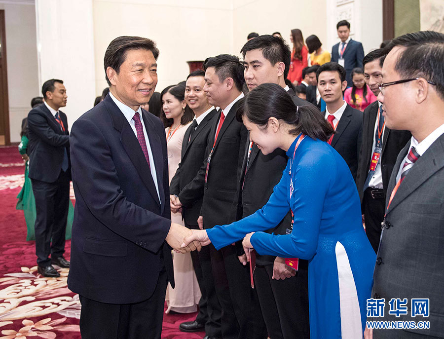 5月22日,中共中央政治局委员、国家副主席李源潮在北京会见越南胡志明共青团中央书记处第一书记黎国锋率领的越南青年代表团。 新华社记者李涛 摄 5月22日,中共中央政治局委员、国家副主席李源潮在北京会见越南胡志明共青团中央书记处第一书记黎国锋率领的越南青年代表团。 新华社记者李涛 摄