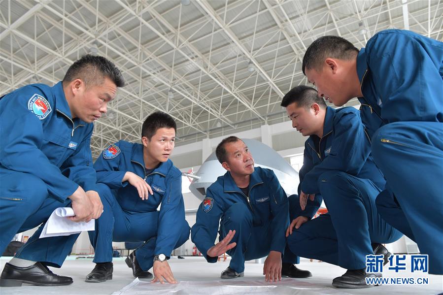 （时代先锋&middot;图文互动）（3）大地上的天空&mdash;&mdash;空军某试验训练基地无人机飞行员李浩投身改革强军记事