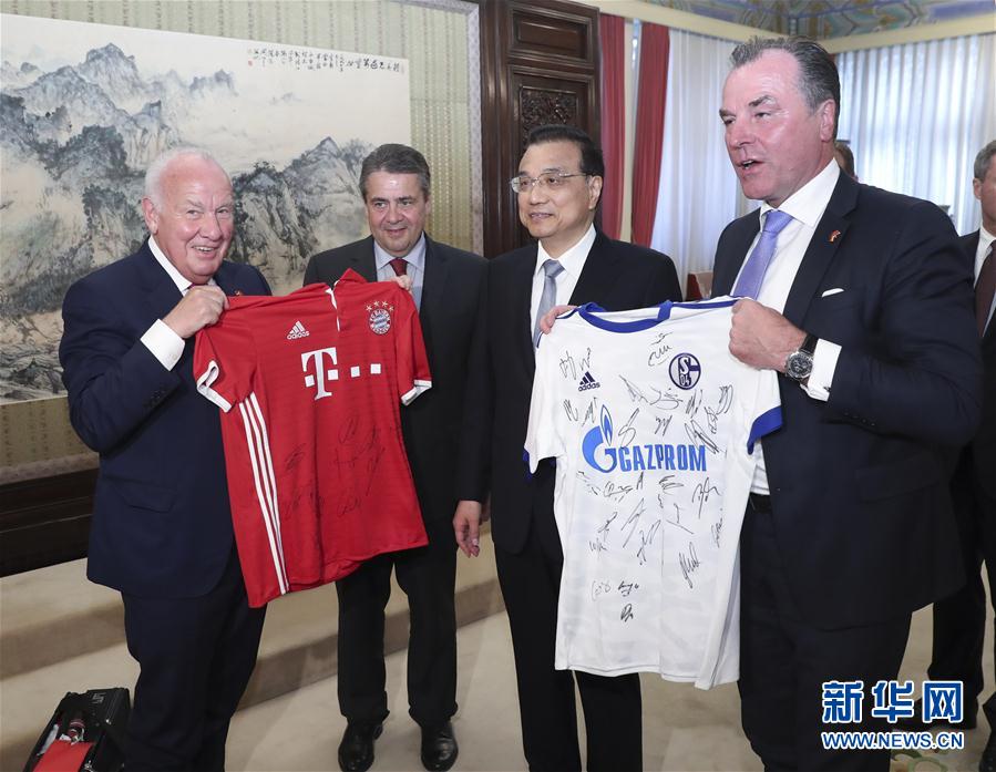 5月24日,國務院總理李克強在北京中南海紫光閣會見來華出席中德高級別人文交流對話機制首次會議的德國副總理兼外交部長加布裏爾。這是李克強接受德方贈送的球衣。新華社記者 龐興雷 攝 5月24日,國務院總理李克強在北京中南海紫光閣會見來華出席中德高級別人文交流對話機制首次會議的德國副總理兼外交部長加布裏爾。這是李克強接受德方贈送的球衣。新華社記者 龐興雷 攝