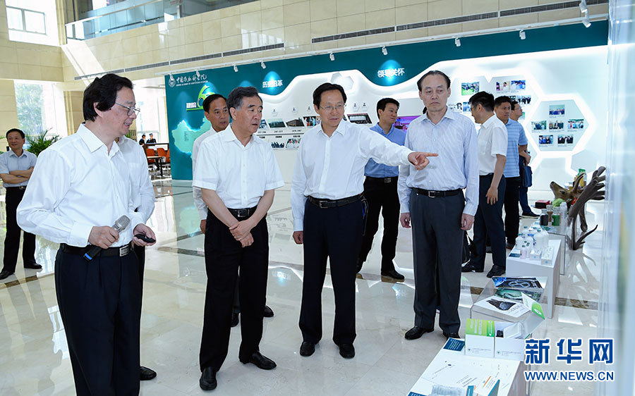5月25日，国务院副总理汪洋到中国农业科学院考察调研。这是汪洋参观中国农业科学院建院60周年成就展。 新华社记者 张领 摄