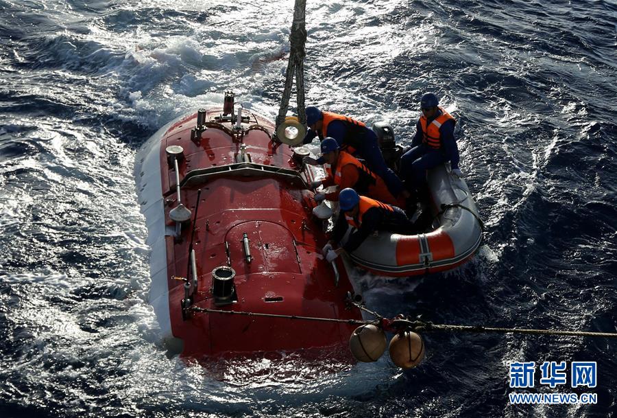 （科技）（2）海上&ldquo;蛙人&rdquo;：&ldquo;蛟龙&rdquo;解缆系缆者 