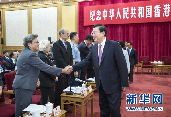 5月27日,纪念中华人民共和国香港特别行政区基本法实施20周年座谈会在北京人民大会堂隆重举行。中共中央政治局常委、全国人大常委会委员长张德江出席座谈会并发表讲话。新华社记者 李涛 摄 5月27日,纪念中华人民共和国香港特别行政区基本法实施20周年座谈会在北京人民大会堂隆重举行。中共中央政治局常委、全国人大常委会委员长张德江出席座谈会并发表讲话。新华社记者 李涛 摄