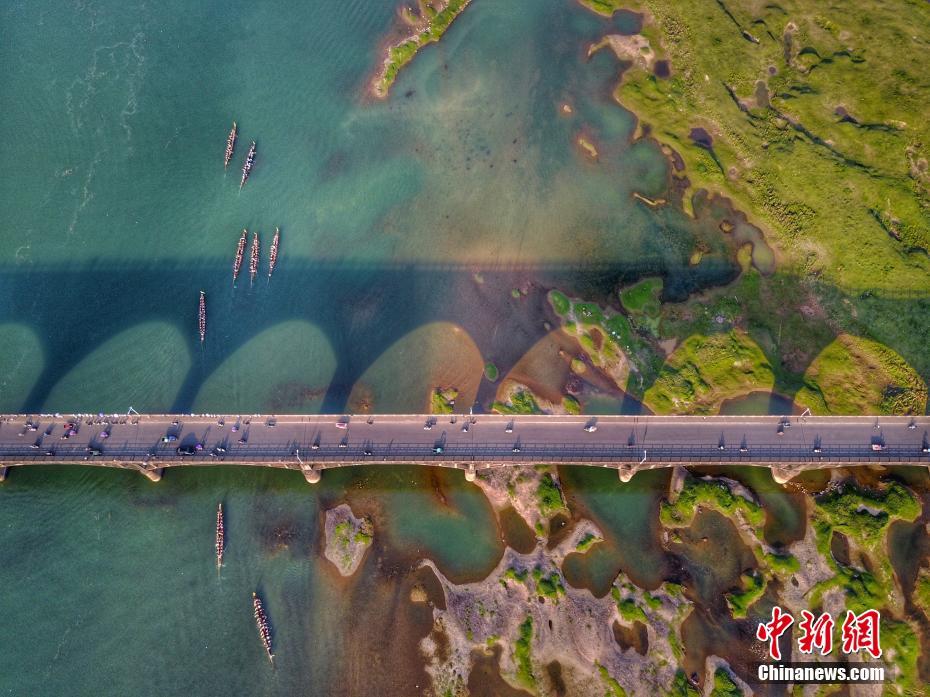 航拍江西乐平最美龙舟赛道 碧水绿岛夕阳相映