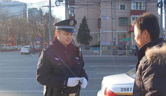 张帆(左)在执勤中