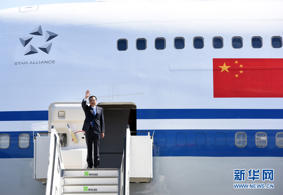 当地时间5月31日下午，应德国总理安格拉&middot;默克尔邀请，国务院总理李克强乘专机抵达柏林泰格尔机场，开始对德国进行正式访问，并举行中德总理年度会晤。新华社记者 饶爱民 摄