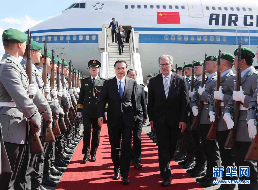 当地时间5月31日下午，应德国总理安格拉&middot;默克尔邀请，国务院总理李克强乘专机抵达柏林泰格尔机场，开始对德国进行正式访问，并举行中德总理年度会晤。新华社记者 刘卫兵 摄