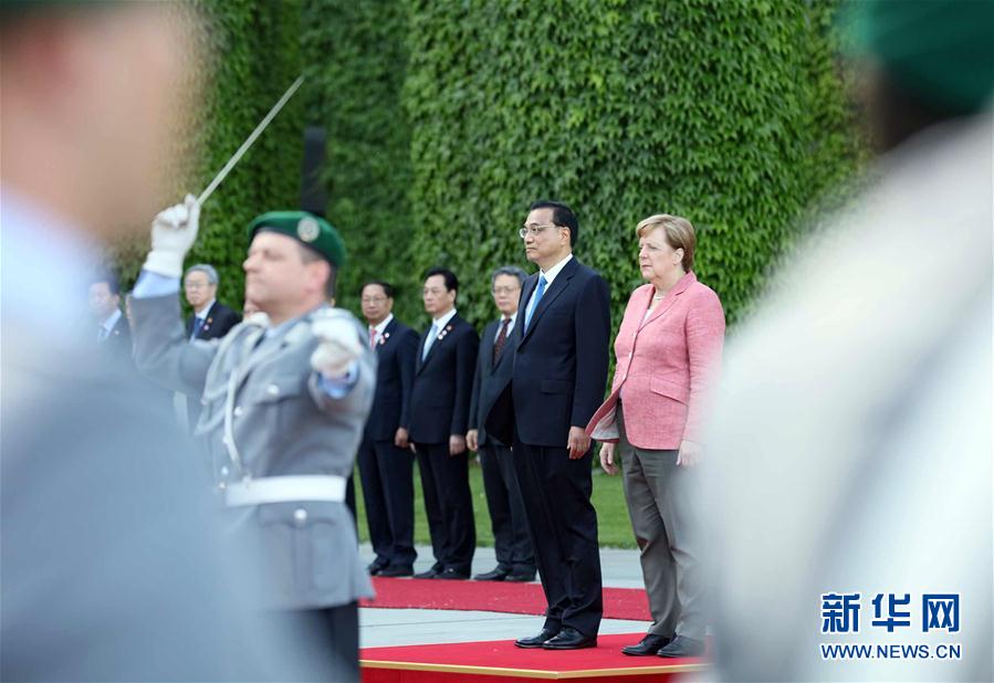 当地时间5月31日下午，国务院总理李克强在柏林总理府同德国总理默克尔举行中德总理年度会晤。会晤前，默克尔在总理府广场为李克强举行隆重欢迎仪式。新华社记者 刘卫兵 摄