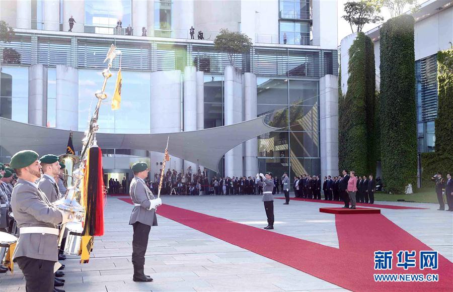 当地时间5月31日下午，国务院总理李克强在柏林总理府同德国总理默克尔举行中德总理年度会晤。会晤前，默克尔在总理府广场为李克强举行隆重欢迎仪式。新华社记者 刘卫兵 摄