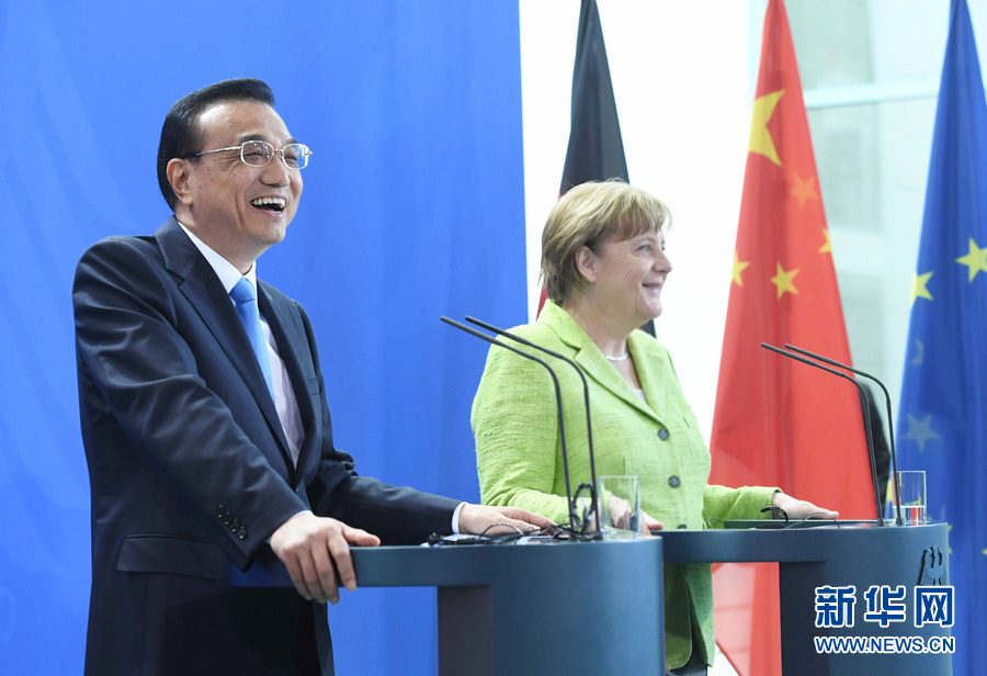 当地时间6月1日上午，国务院总理李克强在柏林与德国总理默克尔共同会见记者。新华社记者 张铎 摄
