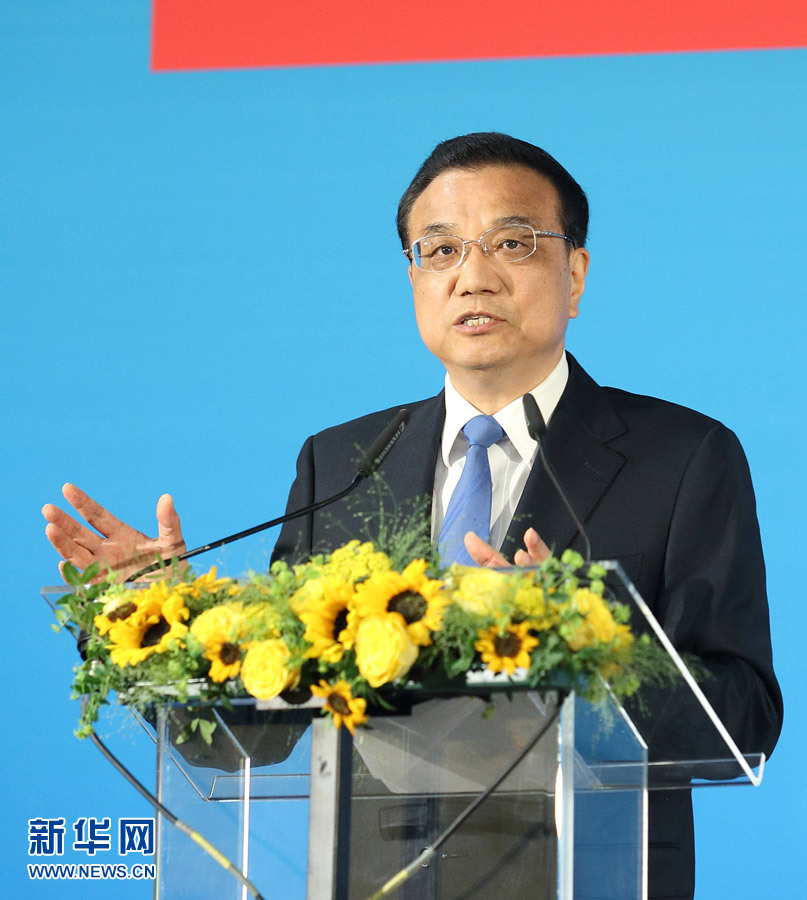 当地时间6月2日上午，国务院总理李克强在布鲁塞尔埃格蒙宫与欧盟委员会主席容克共同出席中欧工商峰会并发表演讲。 新华社记者 王晔 摄