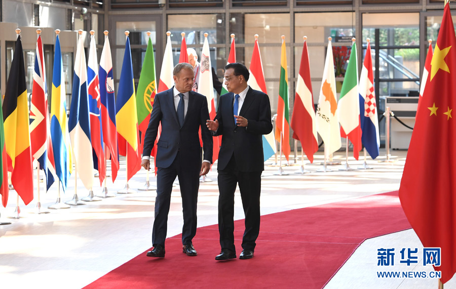 当地时间6月2日上午，国务院总理李克强在布鲁塞尔欧洲理事会总部同欧洲理事会主席图斯克、欧盟委员会主席容克共同主持第十九次中国－欧盟领导人会晤。这是李克强与图斯克一同步入会场。新华社记者 饶爱民 摄