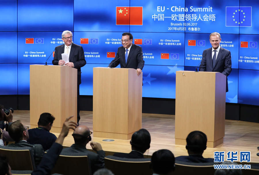 当地时间6月2日下午，国务院总理李克强同欧洲理事会主席图斯克、欧盟委员会主席容克共同会见记者，介绍第十九次中国－欧盟领导人会晤成果。新华社记者 谢环驰 摄