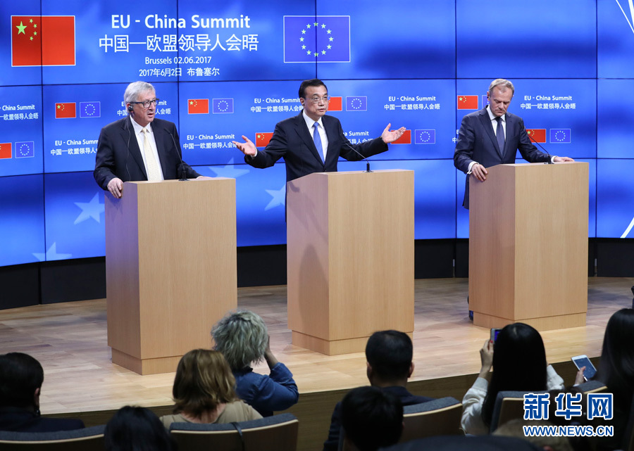 当地时间6月2日下午，国务院总理李克强同欧洲理事会主席图斯克、欧盟委员会主席容克共同会见记者，介绍第十九次中国－欧盟领导人会晤成果。新华社记者 谢环驰 摄