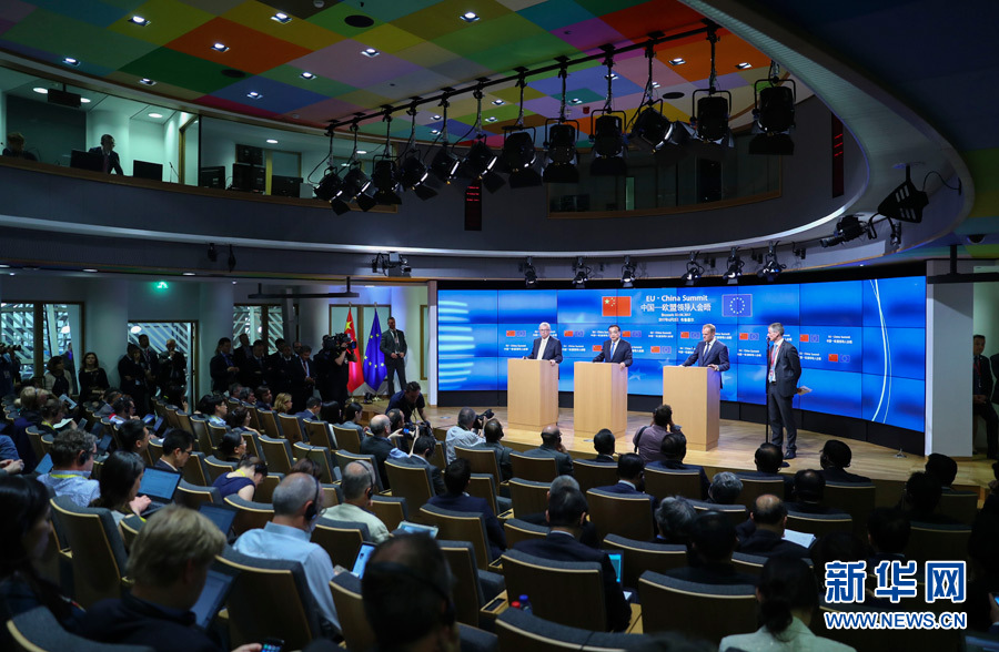 当地时间6月2日下午，国务院总理李克强同欧洲理事会主席图斯克、欧盟委员会主席容克共同会见记者，介绍第十九次中国－欧盟领导人会晤成果。新华社记者 谢环驰 摄