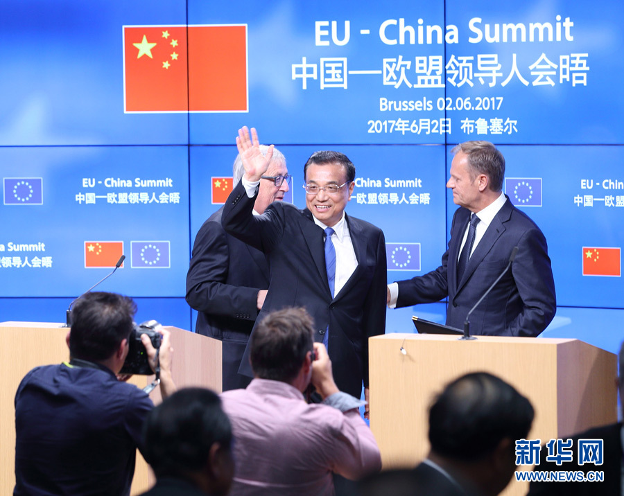 当地时间6月2日下午，国务院总理李克强同欧洲理事会主席图斯克、欧盟委员会主席容克共同会见记者，介绍第十九次中国－欧盟领导人会晤成果。新华社记者 王晔 摄