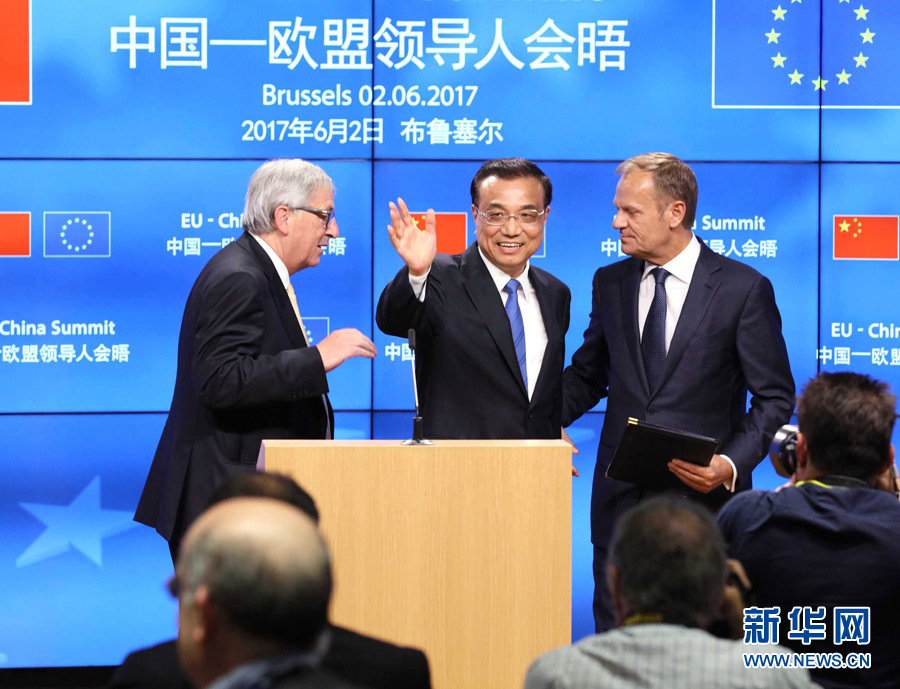 当地时间6月2日下午，国务院总理李克强同欧洲理事会主席图斯克、欧盟委员会主席容克共同会见记者，介绍第十九次中国－欧盟领导人会晤成果。新华社记者 刘卫兵 摄