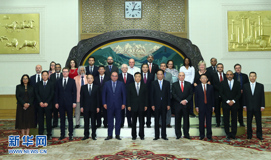 6月7日,中共中央政治局常委、中央书记处书记刘云山在北京会见金砖国家媒体高端论坛的媒体代表。新华社记者 谢环驰 摄 6月7日,中共中央政治局常委、中央书记处书记刘云山在北京会见金砖国家媒体高端论坛的媒体代表。新华社记者 谢环驰 摄