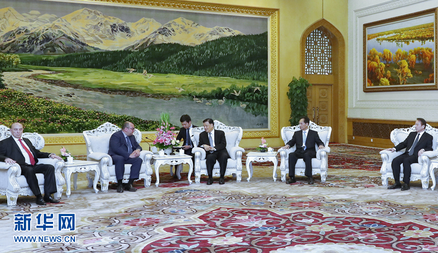 6月7日,中共中央政治局常委、中央书记处书记刘云山在北京会见金砖国家媒体高端论坛的媒体代表。新华社记者 鞠鹏 摄 6月7日,中共中央政治局常委、中央书记处书记刘云山在北京会见金砖国家媒体高端论坛的媒体代表。新华社记者 鞠鹏 摄