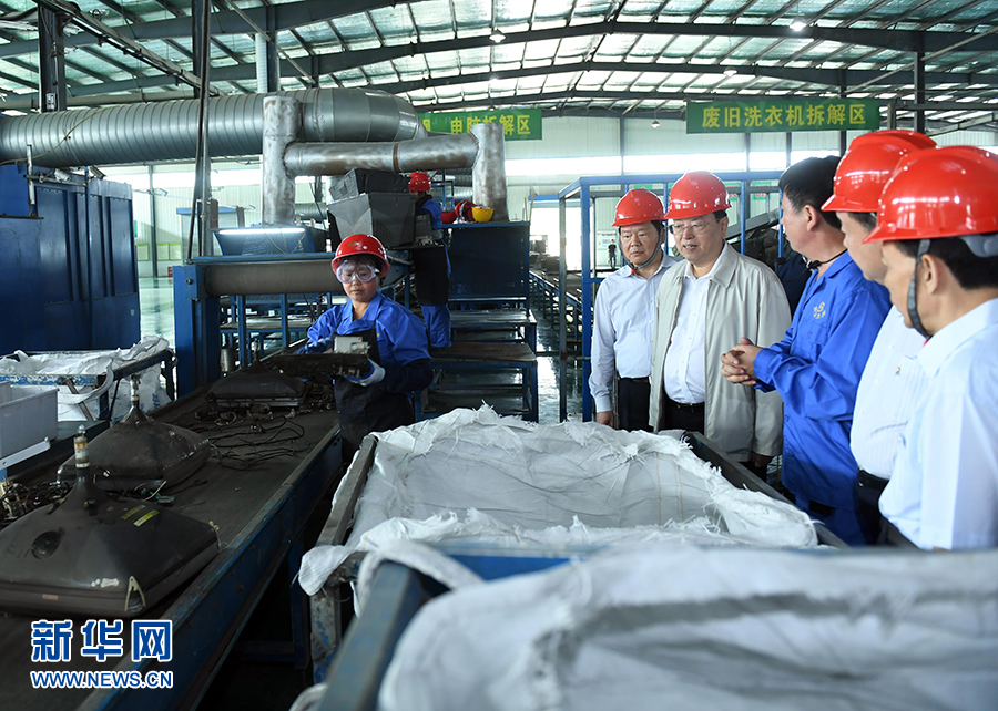 6月6日至8日，中共中央政治局常委、全国人大常委会委员长张德江在陕西检查固体废物污染环境防治法实施情况。这是6月7日，张德江在陕西再生资源产业园区了解废弃电器电子产品回收再利用状况。新华社记者 张铎 摄