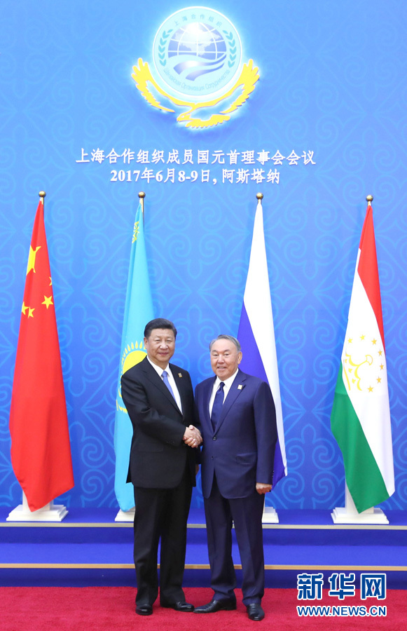 6月9日,国家主席习近平在哈萨克斯坦首都阿斯塔纳出席上海合作组织成员国元首理事会第十七次会议并发表重要讲话。这是习近平出席会议时,受到哈萨克斯坦总统纳扎尔巴耶夫的热情迎接。新华社记者 马占成 摄 6月9日,国家主席习近平在哈萨克斯坦首都阿斯塔纳出席上海合作组织成员国元首理事会第十七次会议并发表重要讲话。这是习近平出席会议时,受到哈萨克斯坦总统纳扎尔巴耶夫的热情迎接。新华社记者 马占成 摄