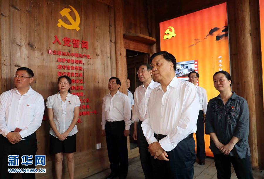 6月8日至10日,中共中央政治局常委、中央书记处书记刘云山在福建调研。这是6月9日,刘云山专程来到政和县石圳村,深入了解廖俊波的事迹。新华社记者 刘卫兵 摄 6月8日至10日,中共中央政治局常委、中央书记处书记刘云山在福建调研。这是6月9日,刘云山专程来到政和县石圳村,深入了解廖俊波的事迹。新华社记者 刘卫兵 摄