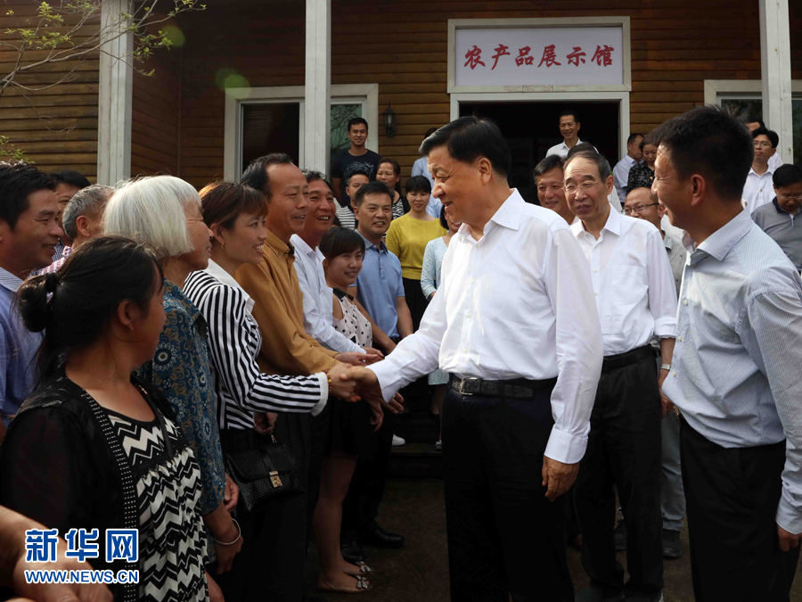 6月8日至10日,中共中央政治局常委、中央书记处书记刘云山在福建调研。这是6月9日,刘云山在周宁县上洋村与村民亲切交谈。新华社记者 刘卫兵 摄 6月8日至10日,中共中央政治局常委、中央书记处书记刘云山在福建调研。这是6月9日,刘云山在周宁县上洋村与村民亲切交谈。新华社记者 刘卫兵 摄