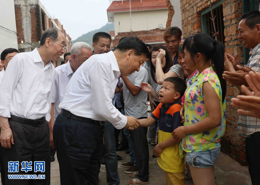 6月8日至10日,中共中央政治局常委、中央书记处书记刘云山在福建调研。这是6月9日,刘云山在福安市溪邳村走访群众家庭。新华社记者 刘卫兵 摄 6月8日至10日,中共中央政治局常委、中央书记处书记刘云山在福建调研。这是6月9日,刘云山在福安市溪邳村走访群众家庭。新华社记者 刘卫兵 摄