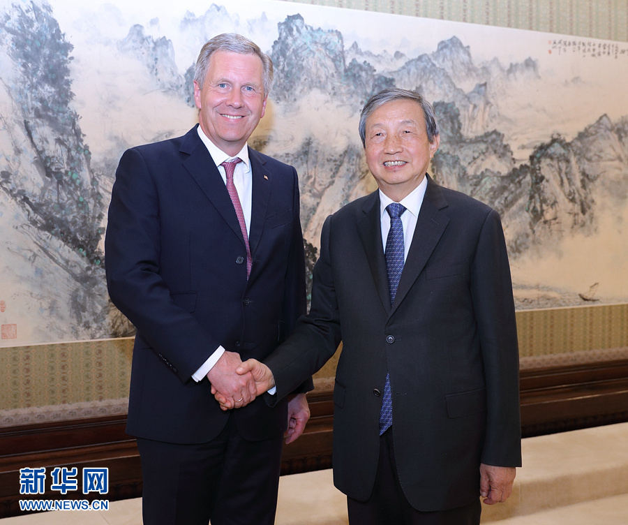 6月13日,国务院副总理马凯在北京中南海紫光阁会见德国前总统、全球中小企业联盟全球主席武尔夫。 新华社记者 王晔 摄 6月13日,国务院副总理马凯在北京中南海紫光阁会见德国前总统、全球中小企业联盟全球主席武尔夫。 新华社记者 王晔 摄