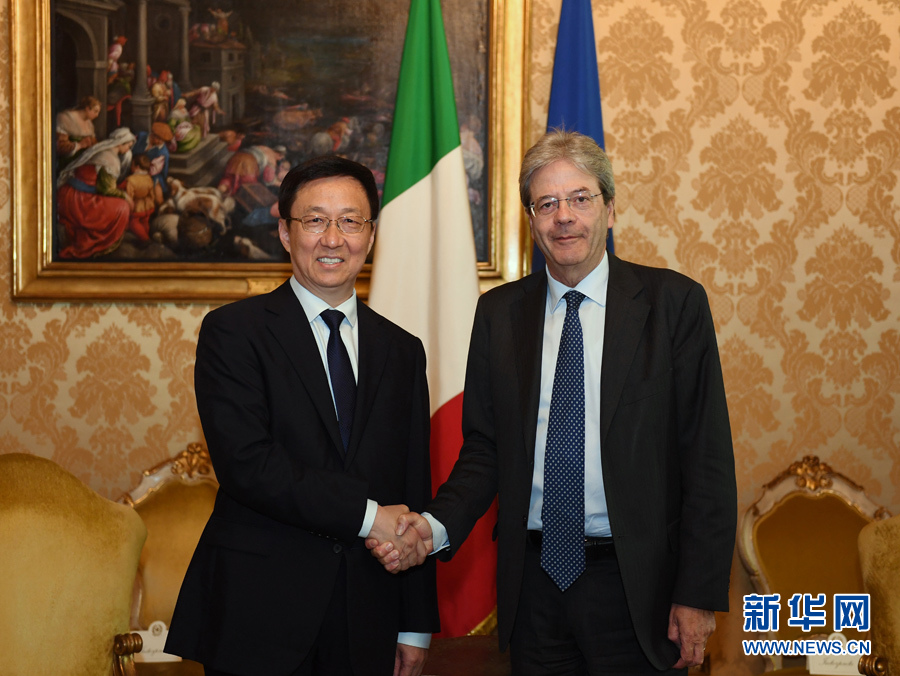 6月14日，在意大利罗马，意大利总理真蒂洛尼（右）会见中共中央政治局委员、上海市委书记韩正。 新华社发（陈正宝摄）