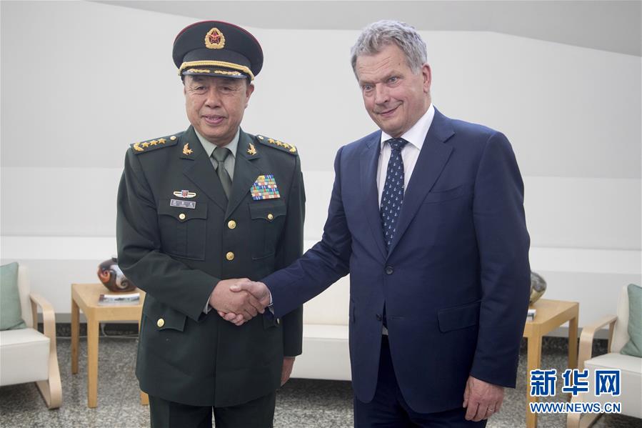 6月16日，芬蘭總統尼尼斯托（右）在赫爾辛基會見正在芬蘭訪問的中央軍委副主席范長龍。 新華社發（馬蒂凱寧 攝）