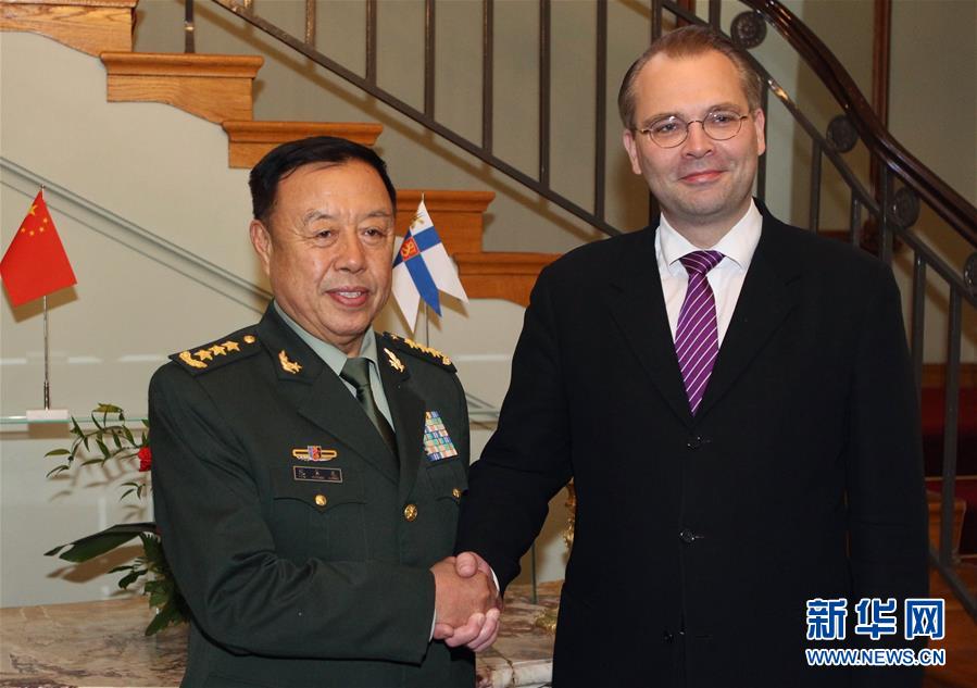 （XHDW）范长龙与芬兰国防部长尼尼斯特举行会谈