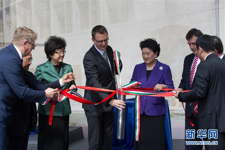 6月18日，在匈牙利布达佩斯，中国国务院副总理刘延东在考察匈牙利塞梅尔维斯医科大学时为健康学院新教学楼奠基。中国国务院副总理刘延东18日在布达佩斯考察匈牙利塞梅尔维斯医科大学并出席中匈中医药教育合作系列活动。 新华社发（弗尔季&middot;奥蒂洛摄） 
