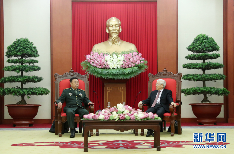 6月18日，在越南首都河内，正在越南访问的中央军委副主席范长龙（左）会见越共中央总书记阮富仲。 新华社发（李晓伟摄） 