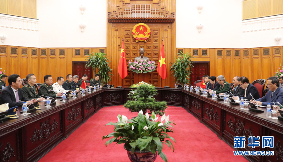 6月18日，在越南首都河内，正在越南访问的中央军委副主席范长龙（左三）会见越南政府总理阮春福（右三）。 新华社发（李晓伟摄）