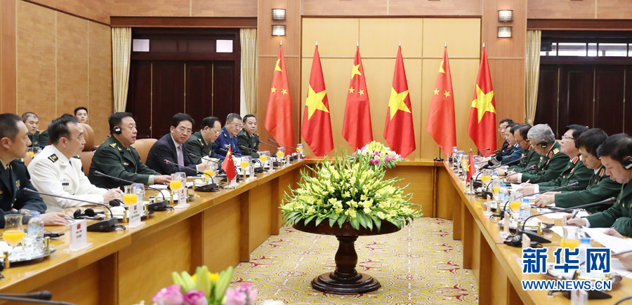 6月18日，在越南首都河內，正在越南訪問的中央軍委副主席范長龍（左三）與越南國防部長吳春歷（右三）舉行會談。 新華社發（李曉偉攝） 