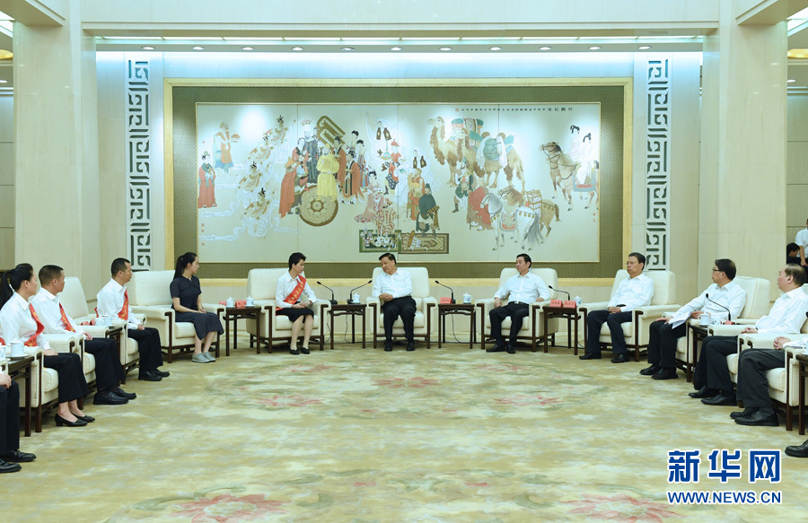 6月21日，廖俊波同志先进事迹报告会在北京人民大会堂举行。报告会前，中共中央政治局常委、中央书记处书记刘云山会见报告团成员，代表习近平总书记，代表党中央，向廖俊波同志家属表示亲切慰问，并颁发党中央追授廖俊波同志&ldquo;全国优秀共产党员&rdquo;证书、奖章。新华社记者 饶爱民 摄