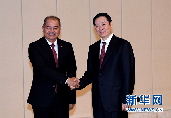 6月22日，第六次中老两党理论研讨会在海南博鳌开幕。中共中央政治局委员、中央书记处书记、中宣部部长刘奇葆和老挝人革党中央政治局委员、中央书记处书记、中组部部长占西，老挝人革党中央书记处书记、中宣部部长吉乔出席开幕式。这是研讨会前，刘奇葆同吉乔举行会谈。新华社记者 赵颖全 摄