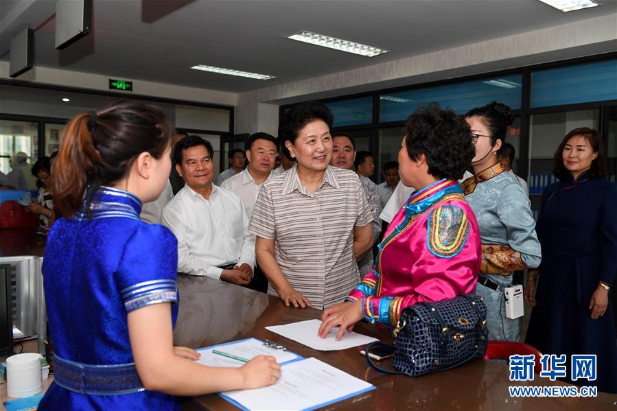 6月25日,全国民族团结进步创建经验交流现场会在内蒙古兴安盟召开,中共中央政治局委员、国务院副总理刘延东出席会议并讲话。在内蒙古期间,刘延东考察内蒙古人民代表会议旧址即“五一会址”,深入社区看望各族干部群众。这是刘延东在兴安盟科右前旗兴科社区与群众交谈。新华社记者 陈晔华 摄 6月25日,全国民族团结进步创建经验交流现场会在内蒙古兴安盟召开,中共中央政治局委员、国务院副总理刘延东出席会议并讲话。在内蒙古期间,刘延东考察内蒙古人民代表会议旧址即“五一会址”,深入社区看望各族干部群众。这是刘延东在兴安盟科右前旗兴科社区与群众交谈。新华社记者 陈晔华 摄