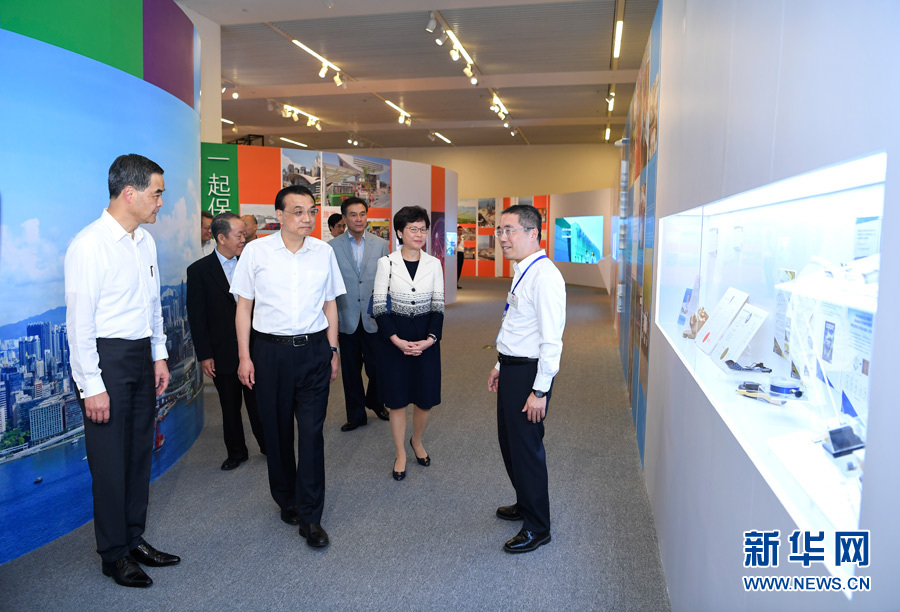 6月25日，中共中央政治局常委、国务院总理李克强在国家博物馆参观香港回归祖国20周年成就展。新华社记者 张领 摄