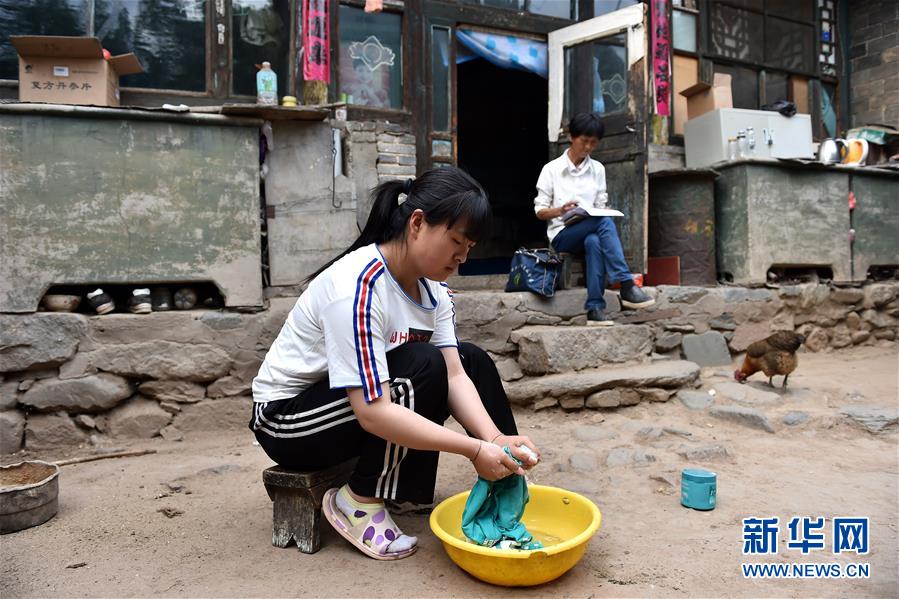 （红色传承）（2）一肩四担数十载&mdash;&mdash;一位共产党员的执着坚守