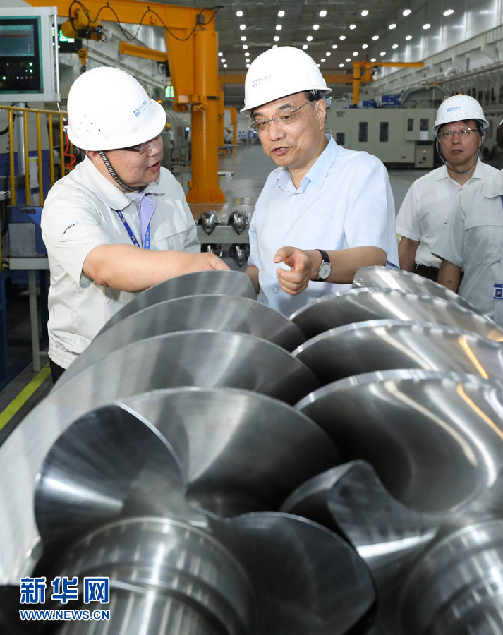 在出席夏季达沃斯论坛期间，中共中央政治局常委、国务院总理李克强在辽宁大连考察。这是6月26日，李克强在大连冰山集团考察企业创新及混合所有制改革等情况。新华社记者 庞兴雷 摄