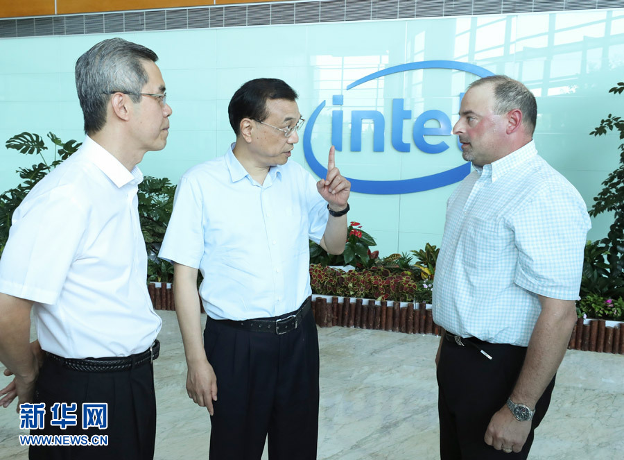 在出席夏季达沃斯论坛期间，中共中央政治局常委、国务院总理李克强在辽宁大连考察。这是6月26日，李克强在英特尔大连公司考察企业生产经营情况。新华社记者 庞兴雷 摄