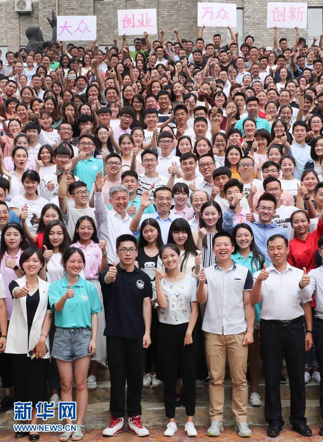 在出席夏季达沃斯论坛期间，中共中央政治局常委、国务院总理李克强在辽宁大连考察。6月28日，李克强在大连东软信息学院考察民办教育发展情况。新华社记者 庞兴雷 摄