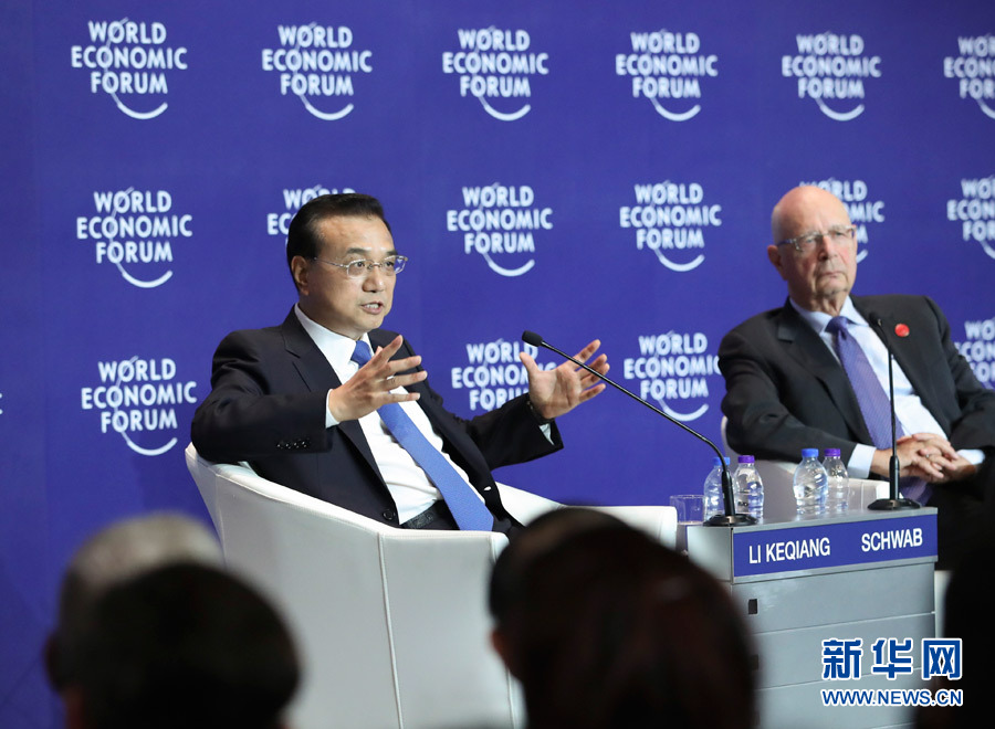 6月28日，国务院总理李克强在大连国际会议中心同出席2017年夏季达沃斯论坛的国际工商企业界代表举行对话会。新华社记者 庞兴雷 摄