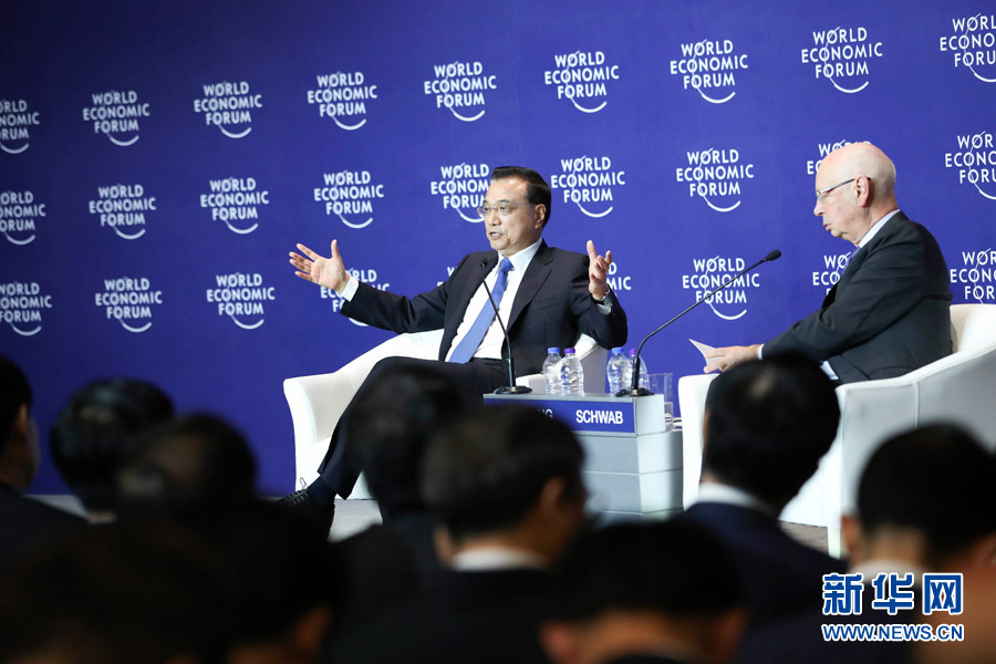 6月28日，国务院总理李克强在大连国际会议中心同出席2017年夏季达沃斯论坛的国际工商企业界代表举行对话会。新华社记者 庞兴雷 摄